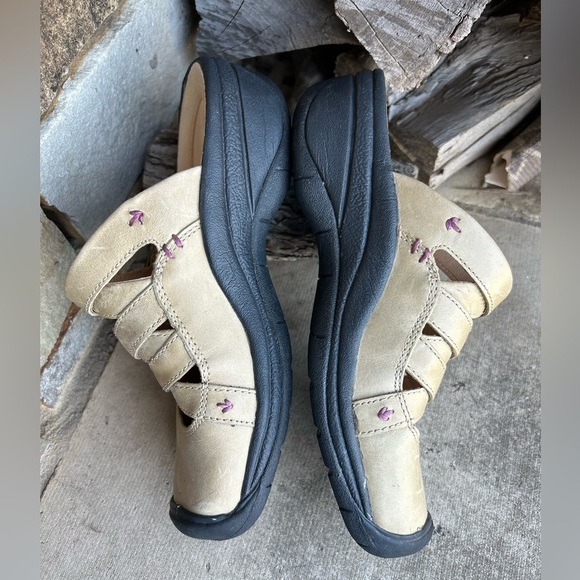 Keen light tan slip on leather Clogs footwear shoes NWOB Sz-6.5. C - Picture 2 of 8